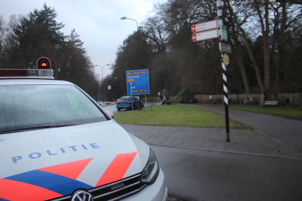 Auto en scooter botsen