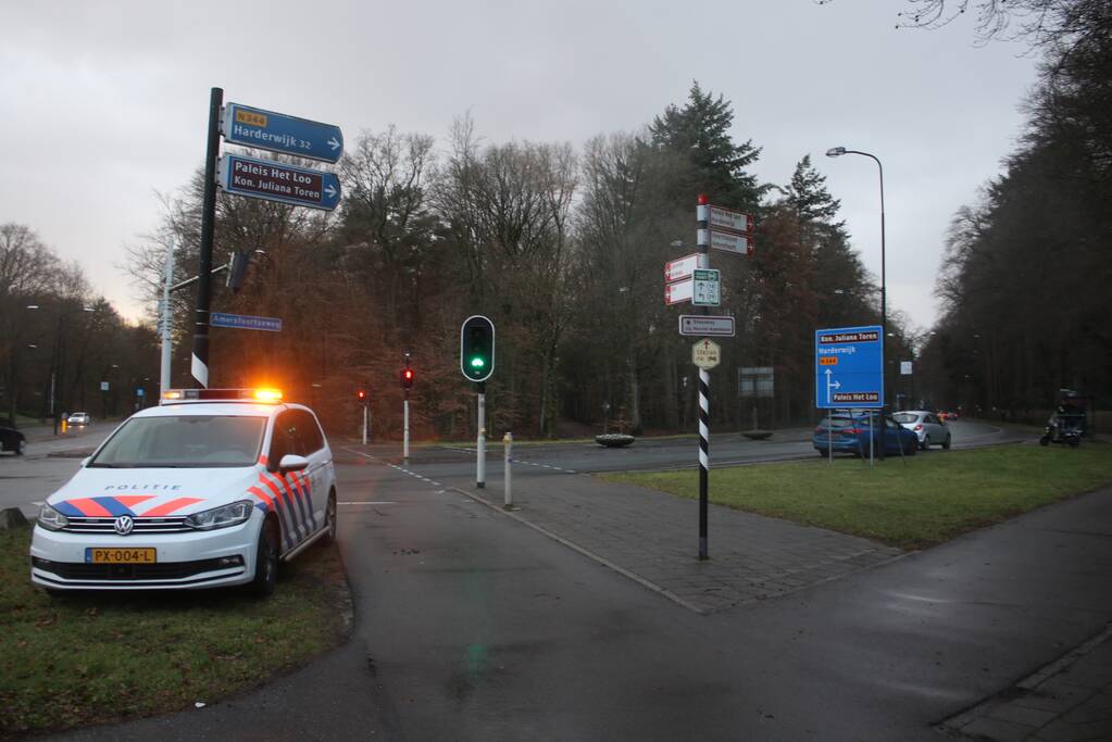 Auto en scooter botsen