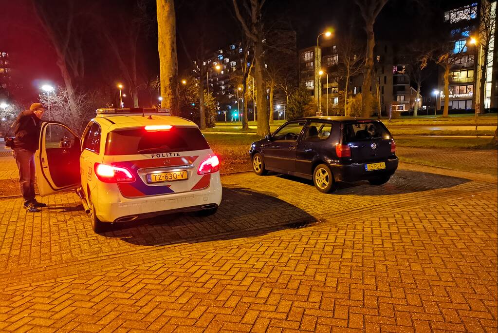 Auto vernield op pakeerplaats, politie zoekt verdachten