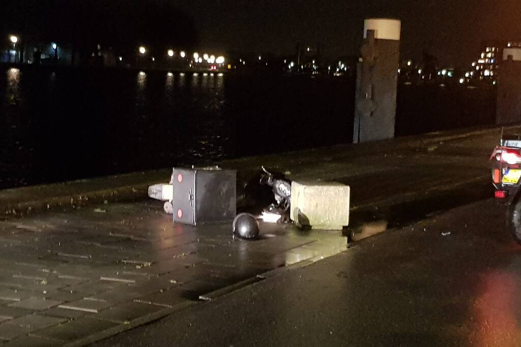 Maaltijdbezorger knalt tegen betonblok en raakt gewond