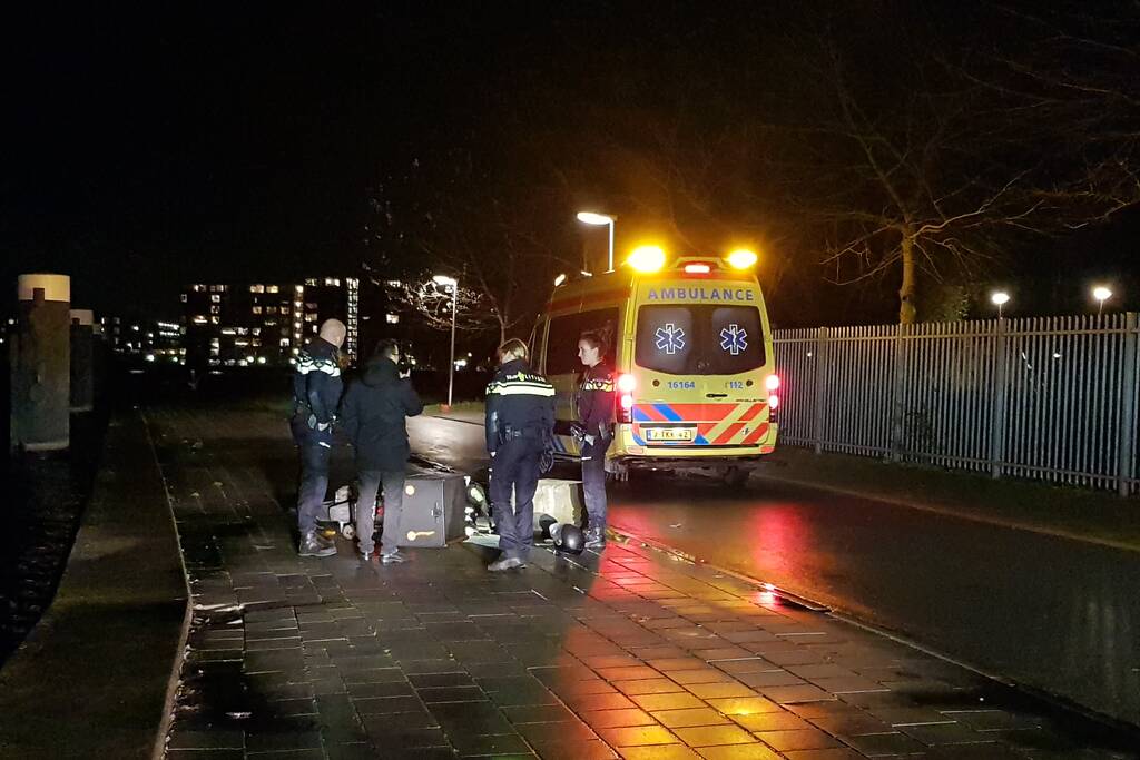 Maaltijdbezorger knalt tegen betonblok en raakt gewond