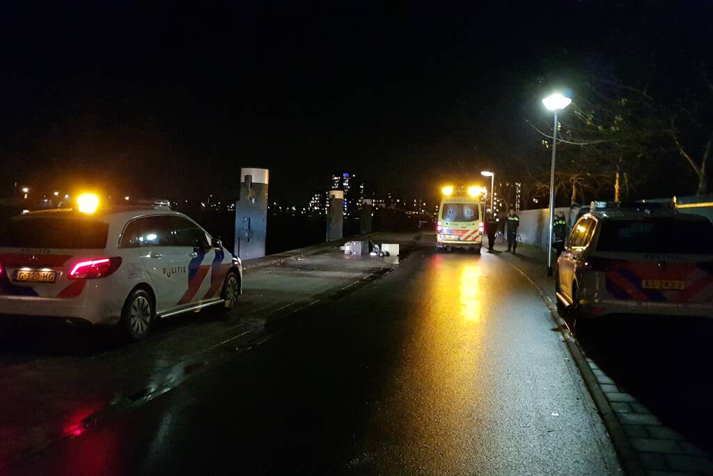 Maaltijdbezorger knalt tegen betonblok en raakt gewond