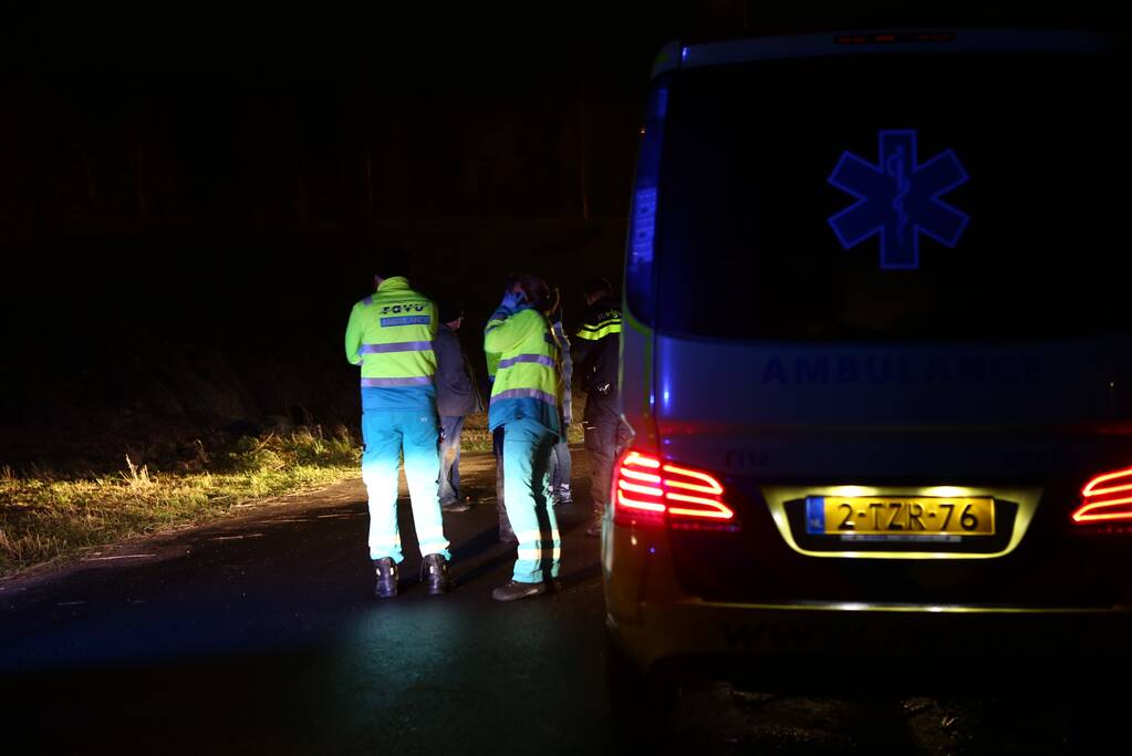 Auto belandt op zijn dak na ongeval, bestuurder gevlucht