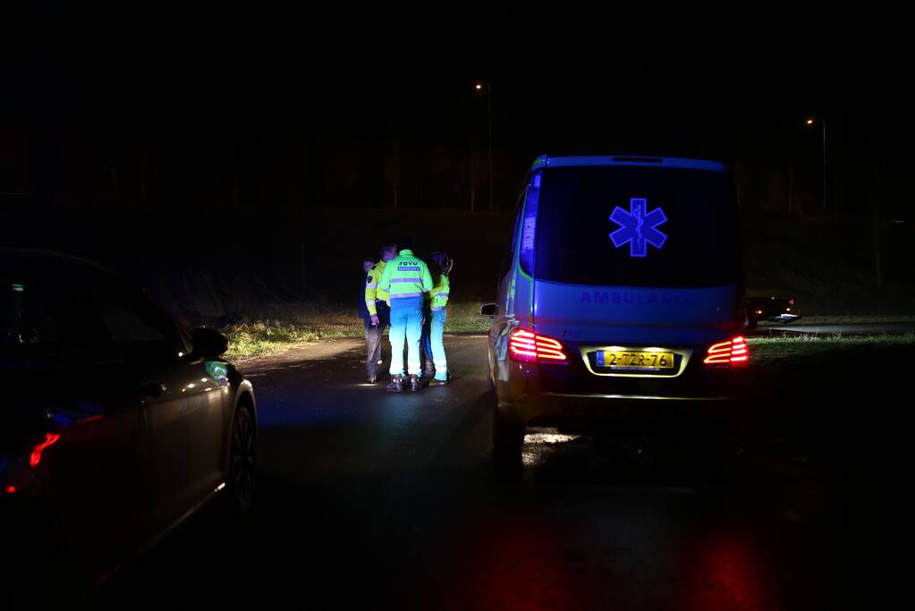 Auto belandt op zijn dak na ongeval, bestuurder gevlucht