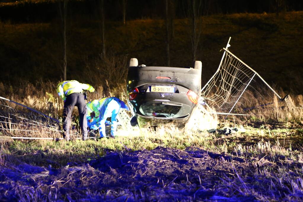 Auto belandt op zijn dak na ongeval, bestuurder gevlucht
