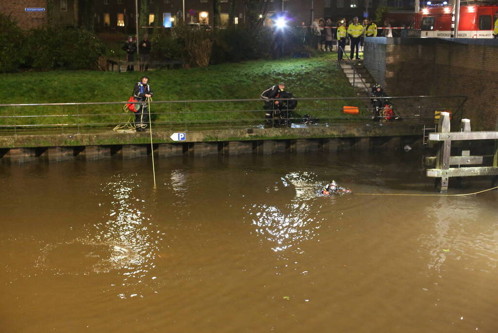 Auto te water geraakt in IJssel
