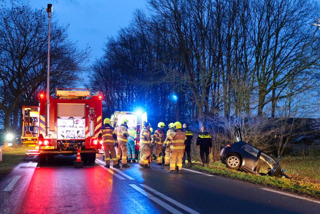 Personenauto belandt in sloot