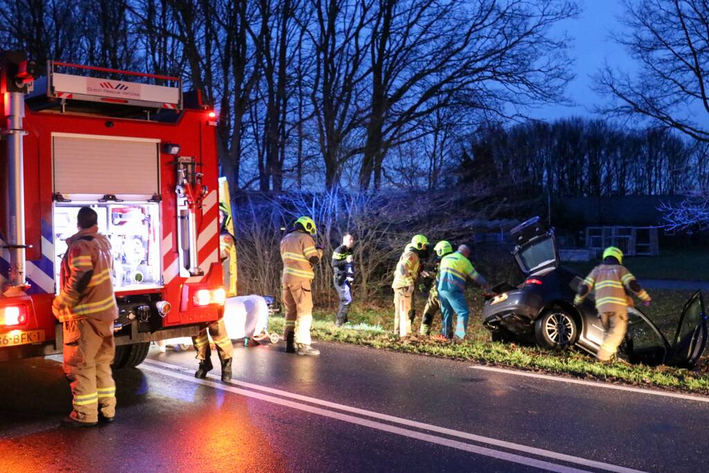 Personenauto belandt in sloot