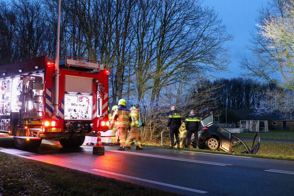 Personenauto belandt in sloot