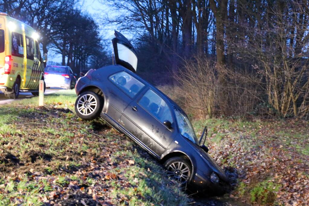 Personenauto belandt in sloot