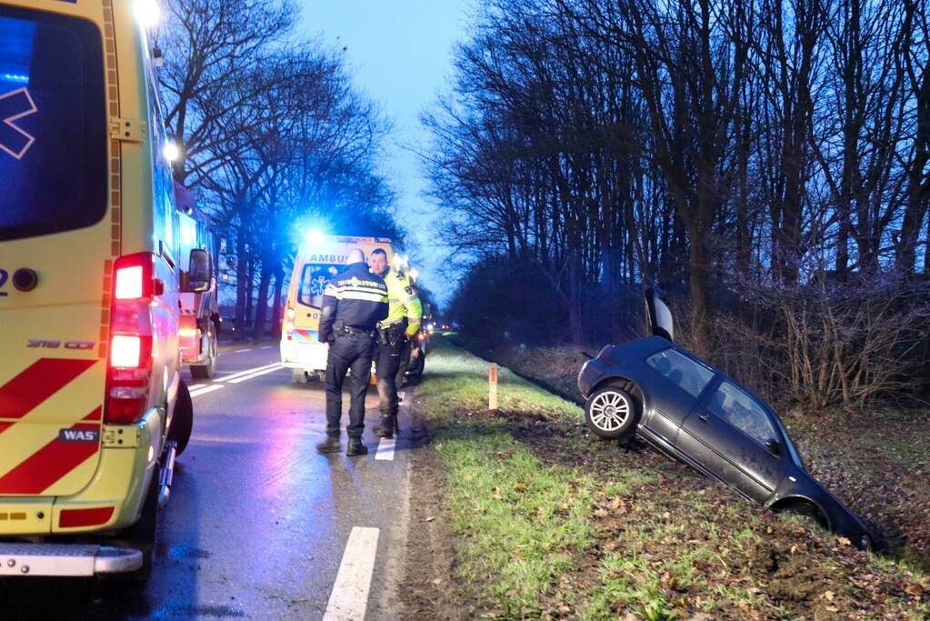 Personenauto belandt in sloot