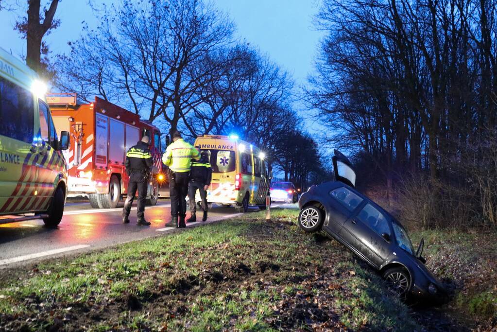 Personenauto belandt in sloot