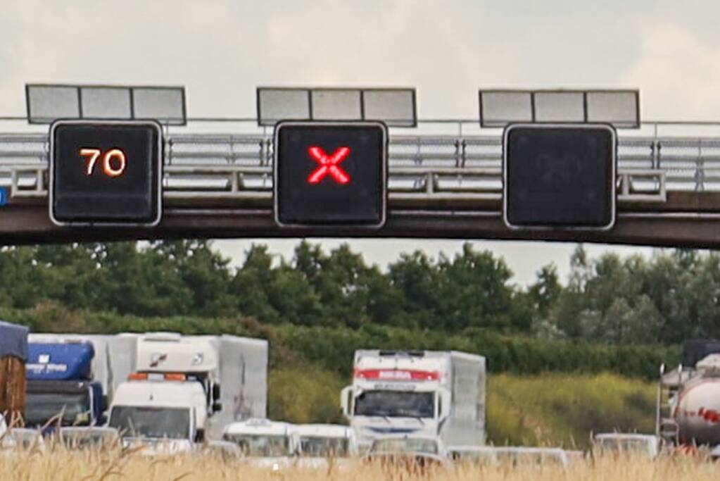 Vrouw zwaargewond na aanrijding met vrachtwagen