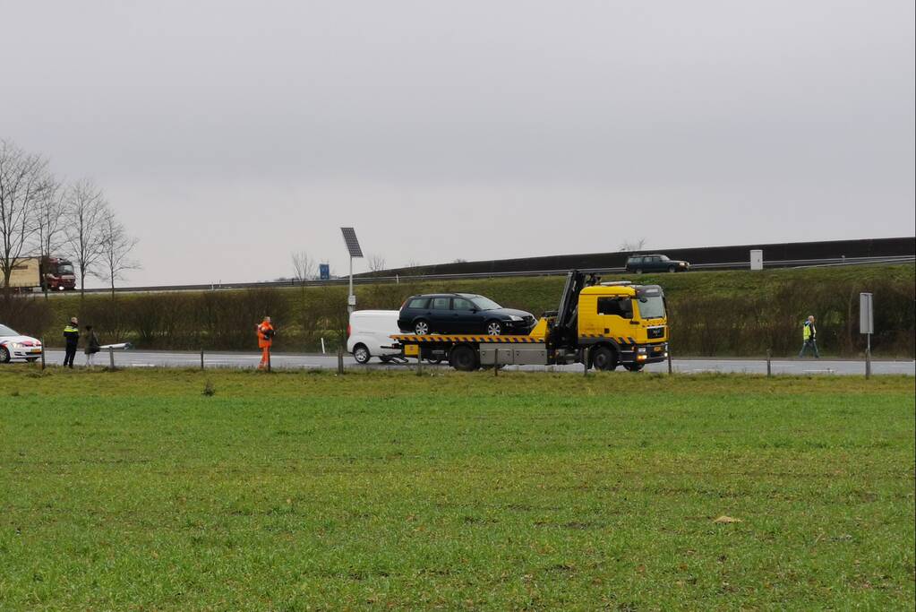 Auto van de weg geraakt op afrit