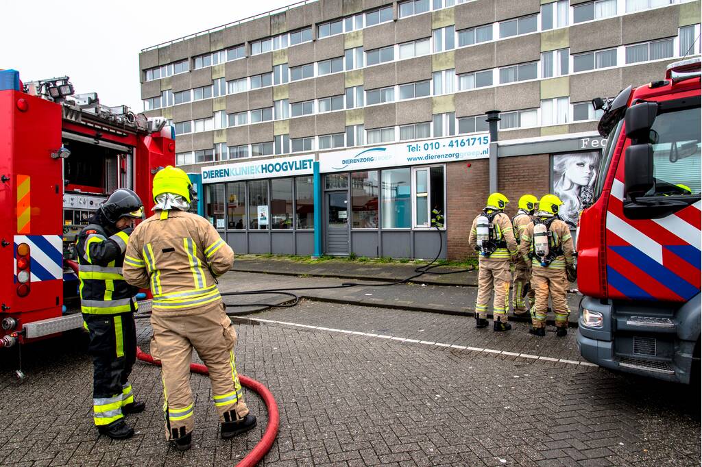 Pand Dierenkliniek Hoogvliet vol rook na brand