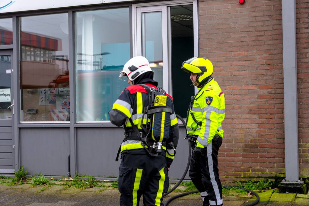 Pand Dierenkliniek Hoogvliet vol rook na brand