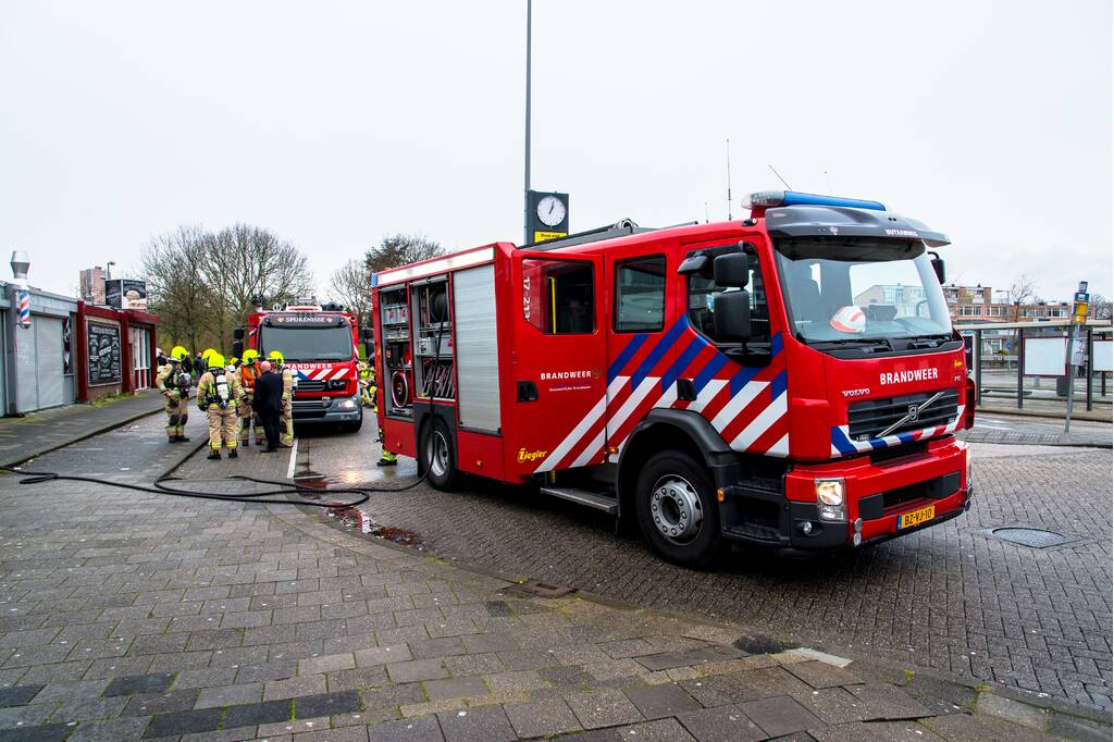 Pand Dierenkliniek Hoogvliet vol rook na brand
