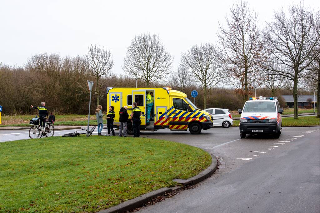 Auto botst op jonge fietser