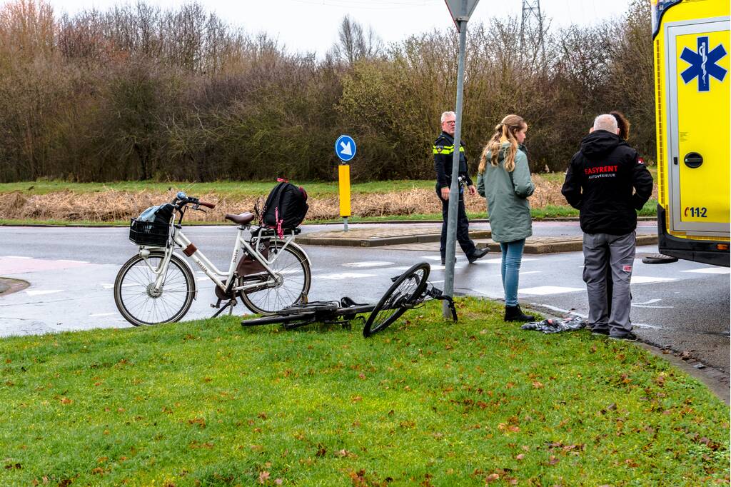 Auto botst op jonge fietser
