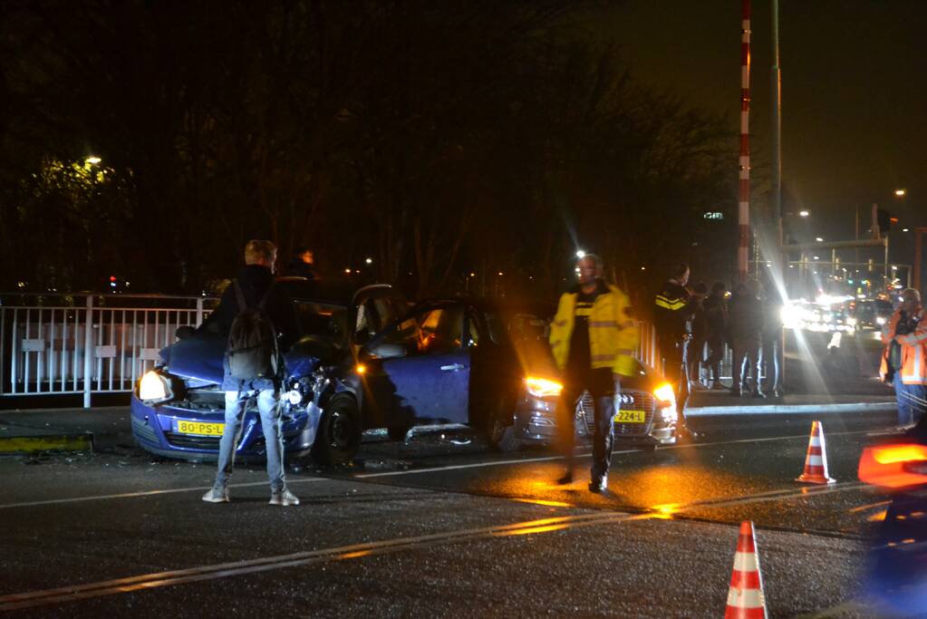 Twee gewonden bij frontale aanrijding op de N206