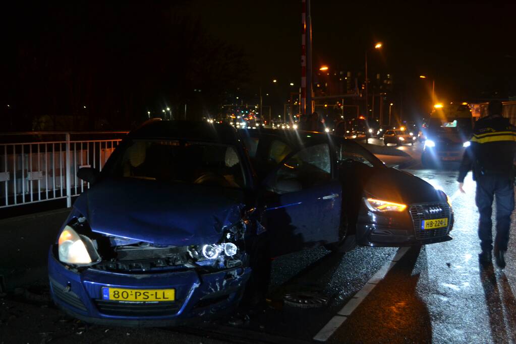 Twee gewonden bij frontale aanrijding op de N206