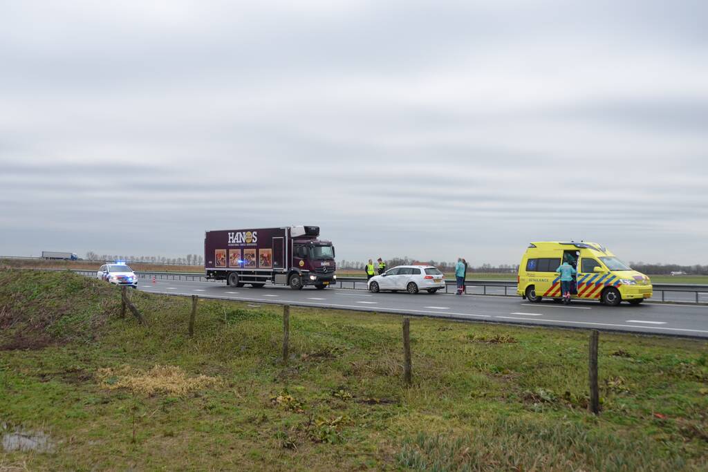 Vrachtwagen botst met personenwagen N31
