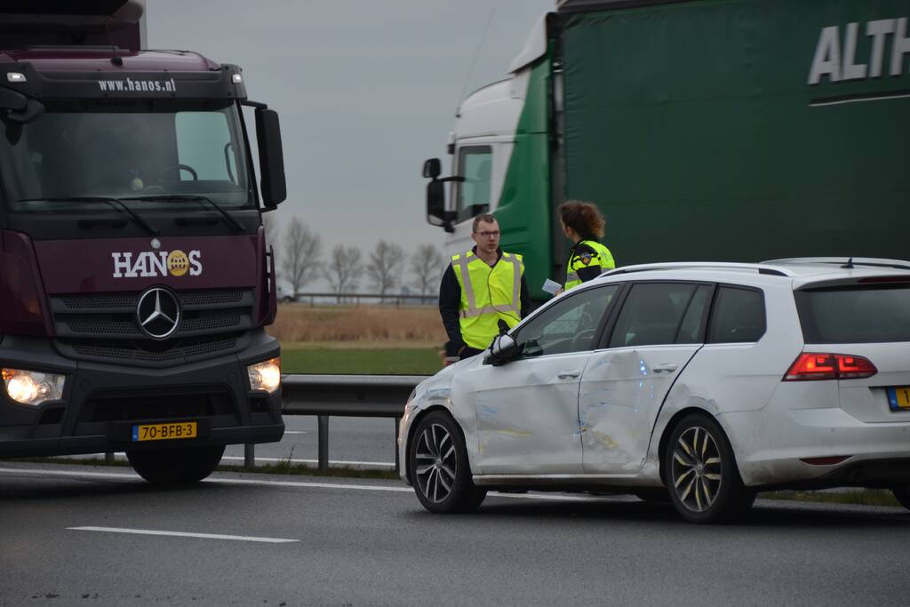 Vrachtwagen botst met personenwagen N31