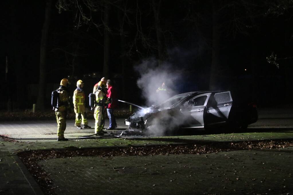 Personenauto verwoest na brand