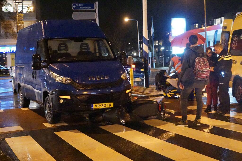 Scooterrijder gewond na aanrijding met bestelbus