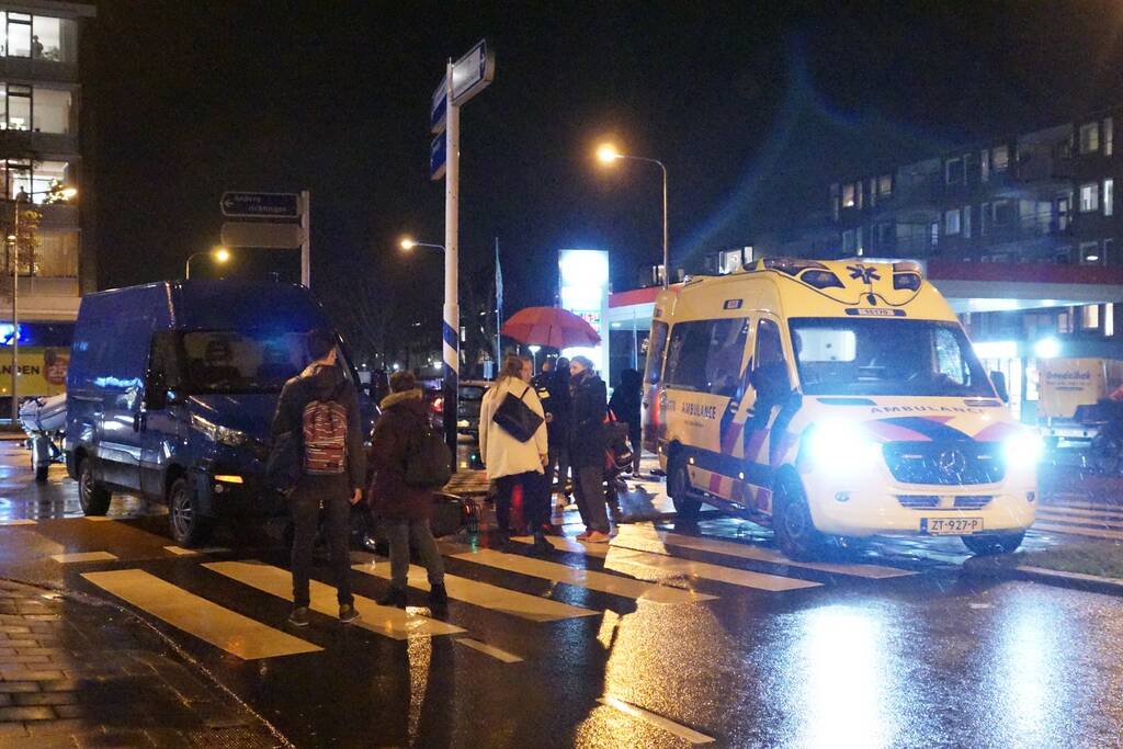 Scooterrijder gewond na aanrijding met bestelbus