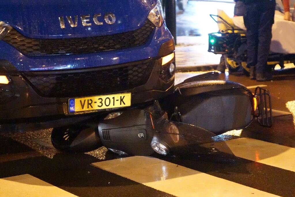 Scooterrijder gewond na aanrijding met bestelbus