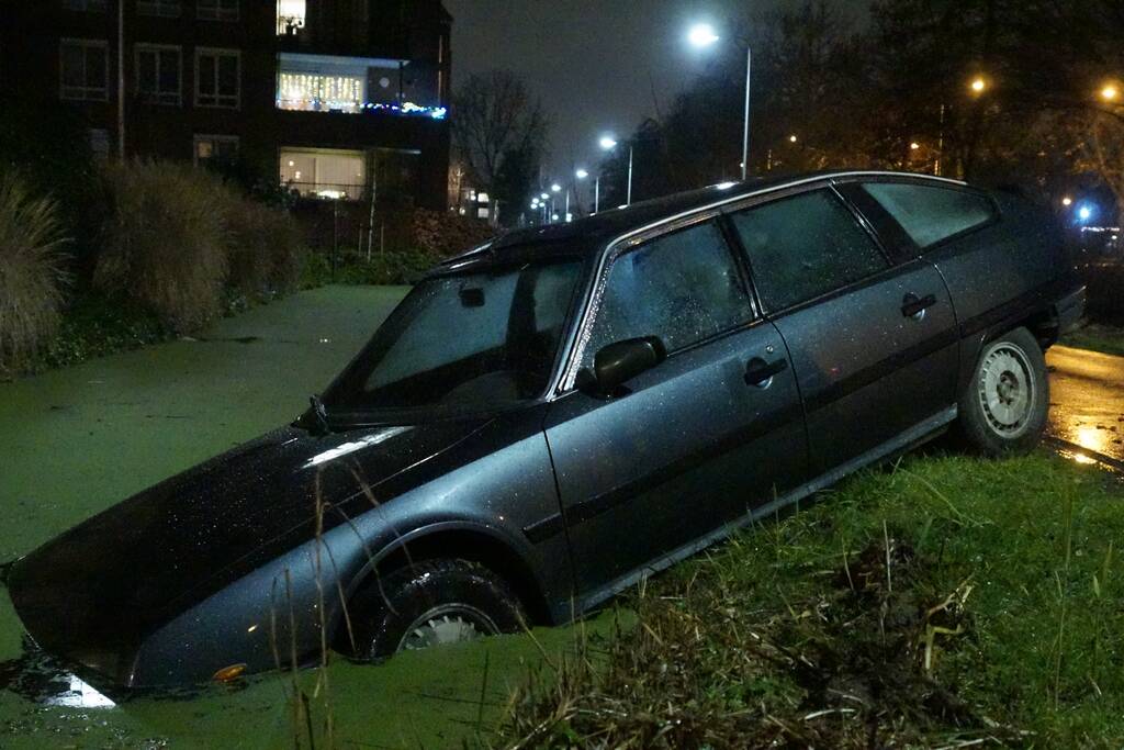 Personenauto belandt in sloot
