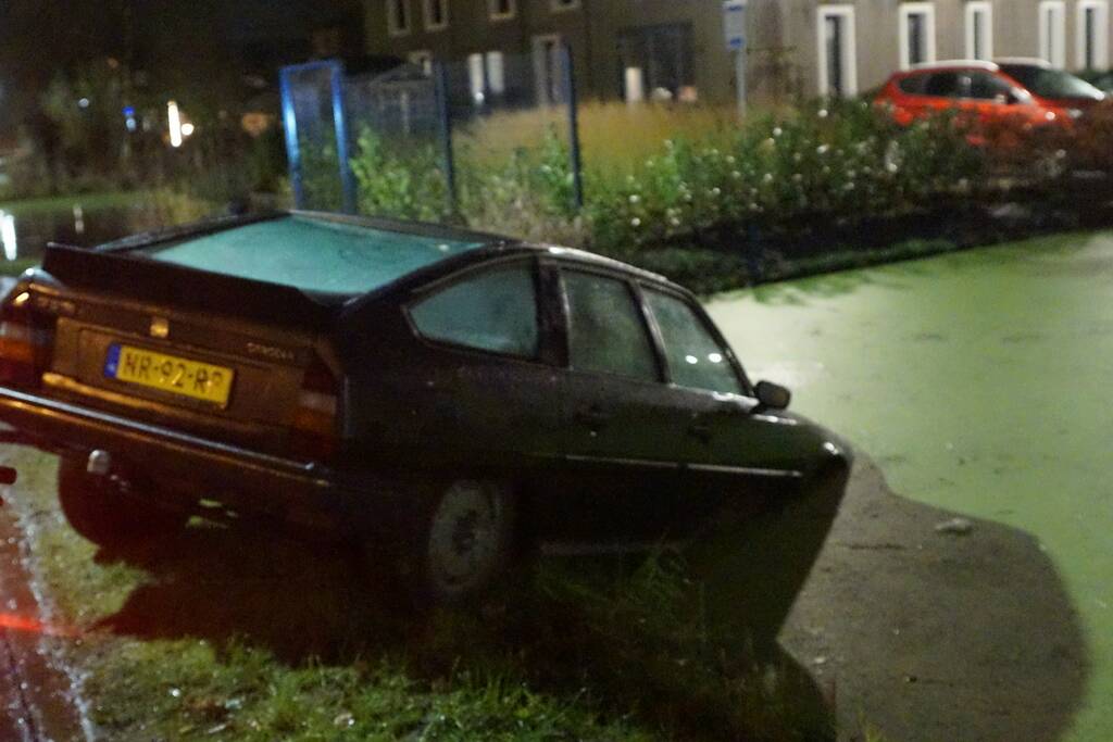 Personenauto belandt in sloot