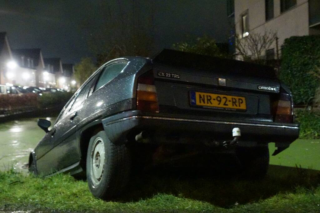 Personenauto belandt in sloot