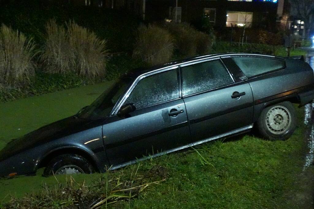 Personenauto belandt in sloot