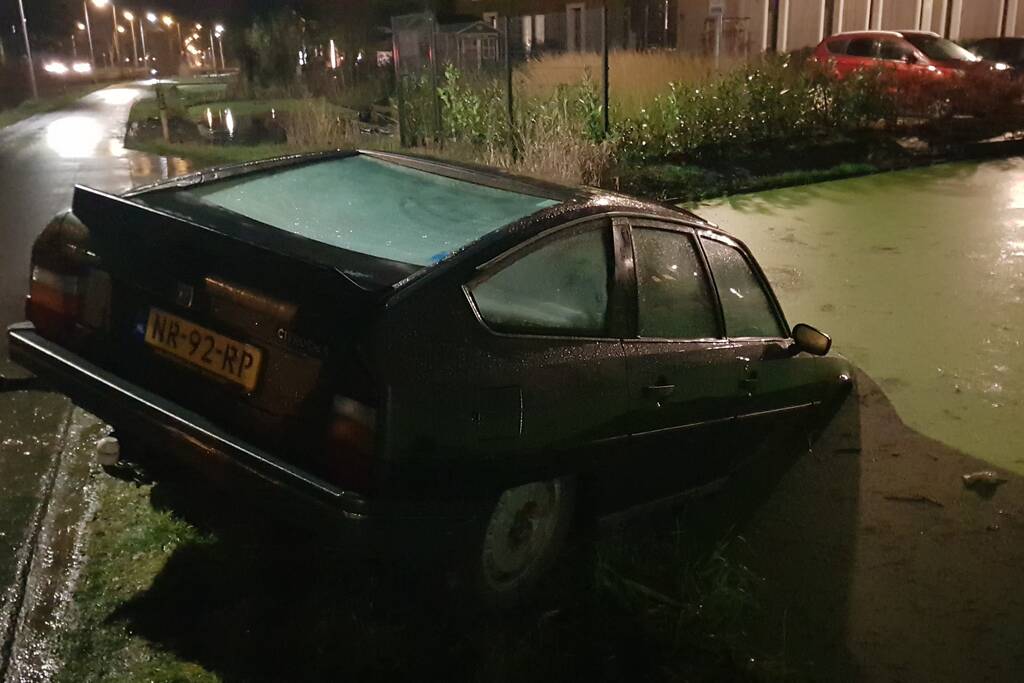 Personenauto belandt in sloot