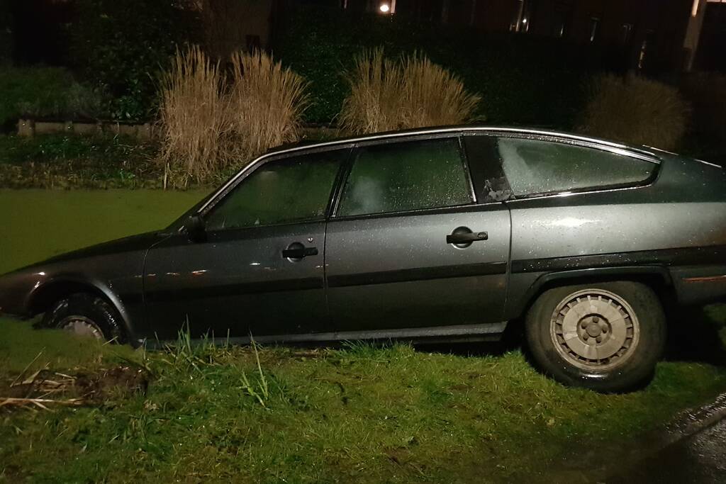 Personenauto belandt in sloot