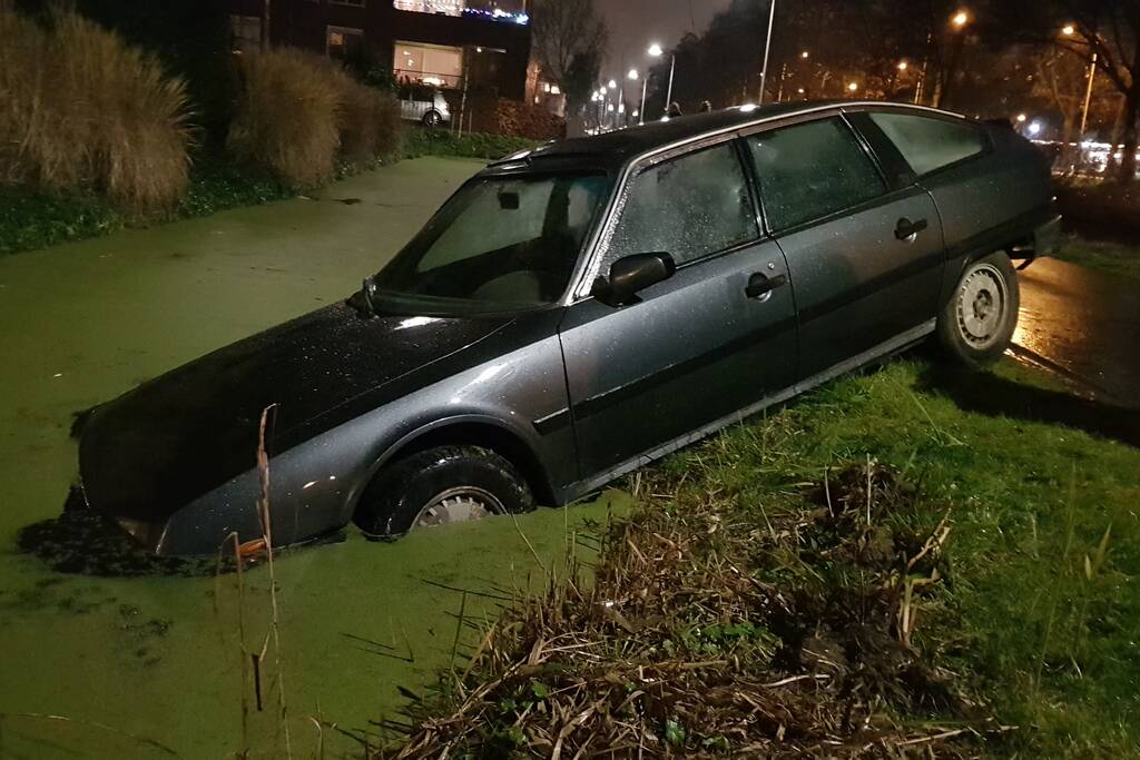 Personenauto belandt in sloot