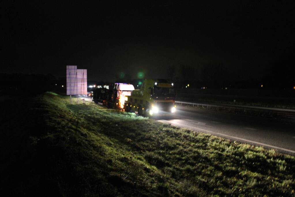 Vrachtwagen met pech blokkeert afrit