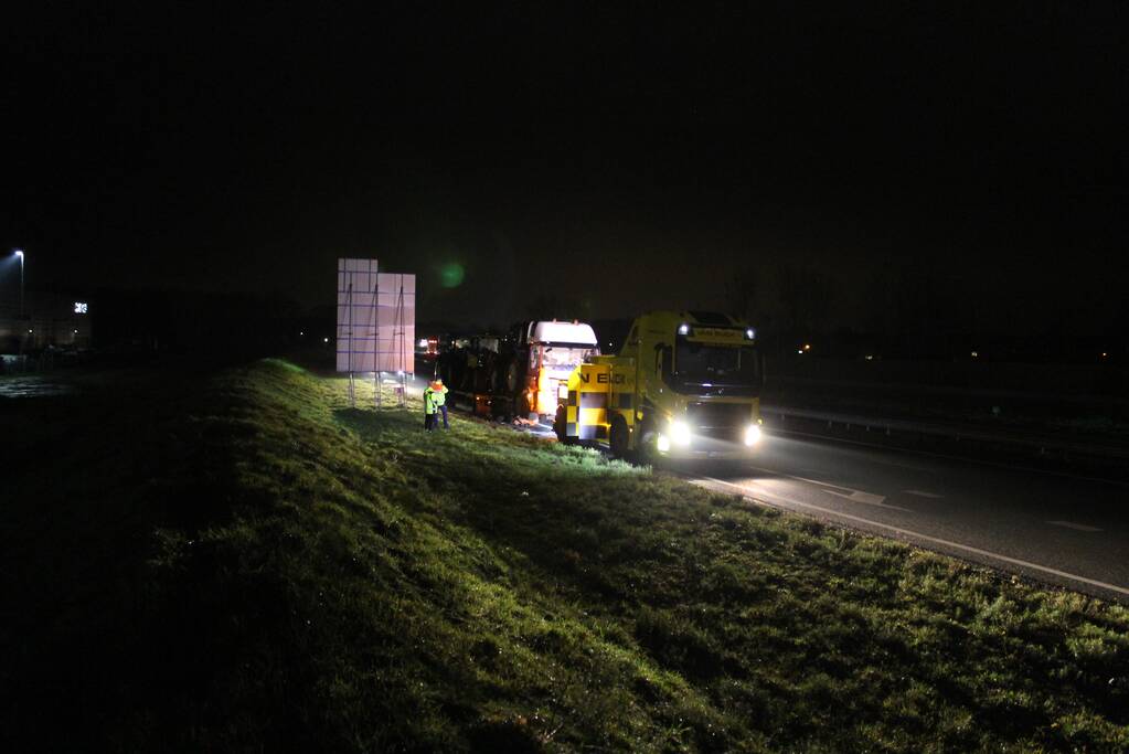 Vrachtwagen met pech blokkeert afrit