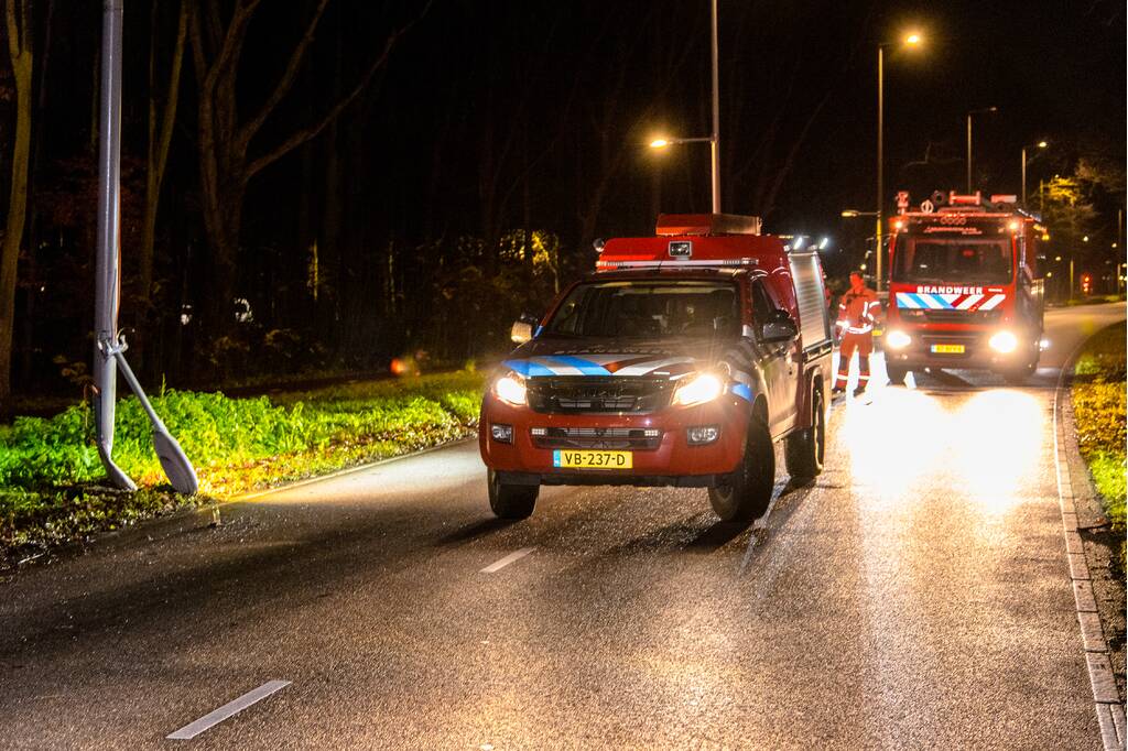 Flinke schade na botsing met lantarenpaal