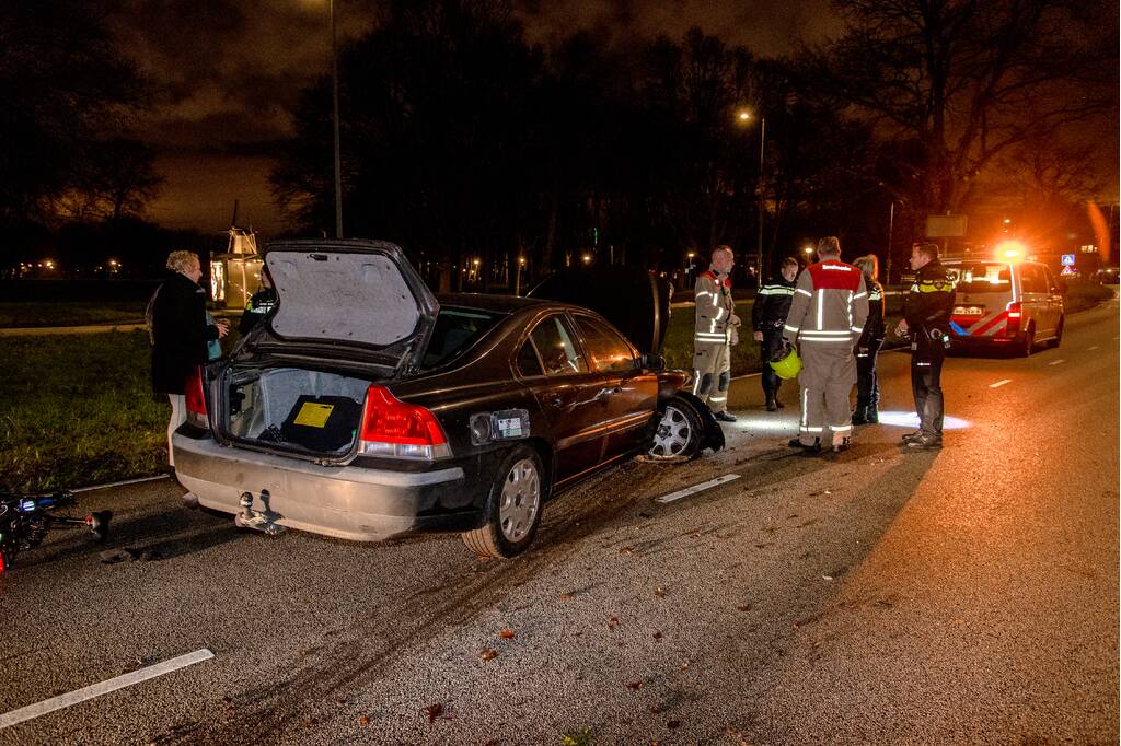 Flinke schade na botsing met lantarenpaal