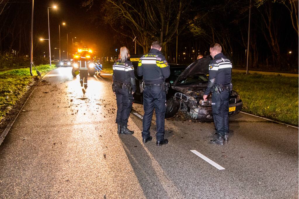 Flinke schade na botsing met lantarenpaal