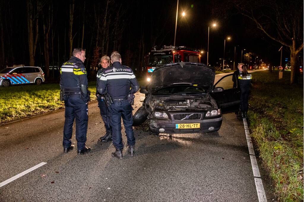 Flinke schade na botsing met lantarenpaal
