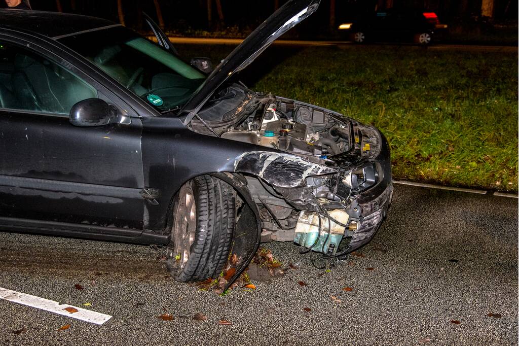 Flinke schade na botsing met lantarenpaal