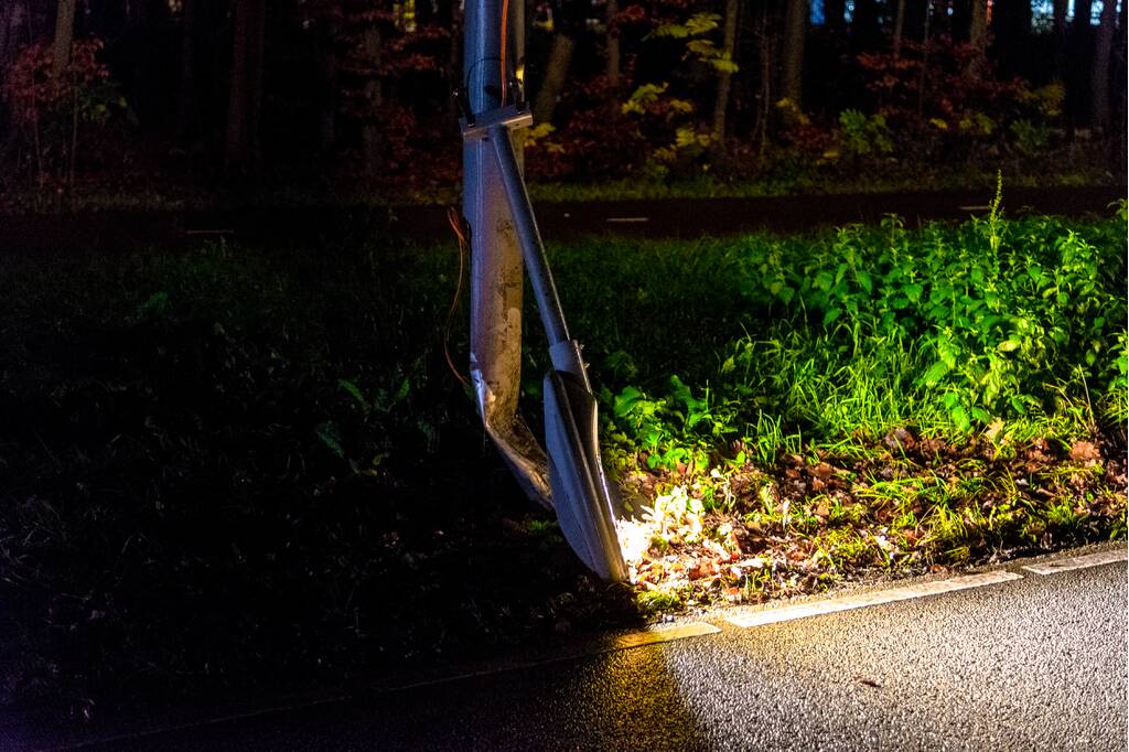 Flinke schade na botsing met lantarenpaal