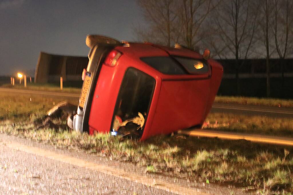 Auto op zijn kant, bestuurder gewond