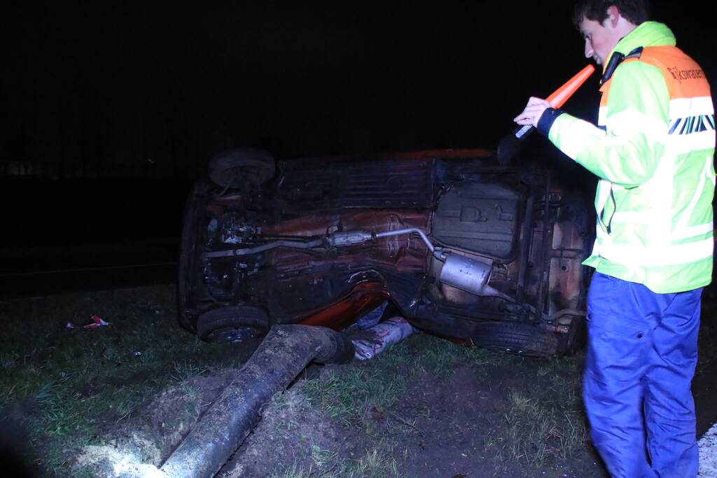 Auto op zijn kant, bestuurder gewond