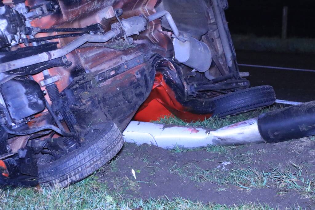 Auto op zijn kant, bestuurder gewond