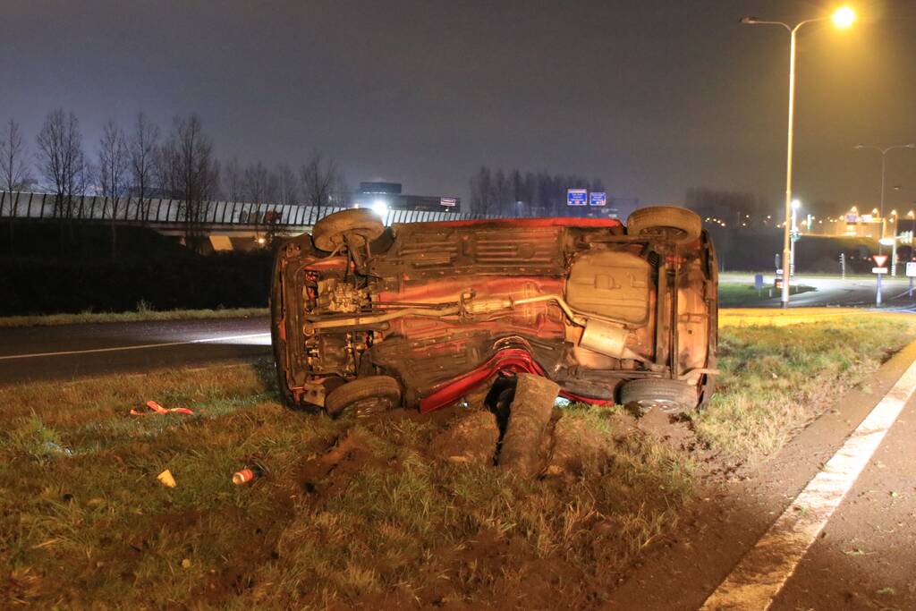 Auto op zijn kant, bestuurder gewond